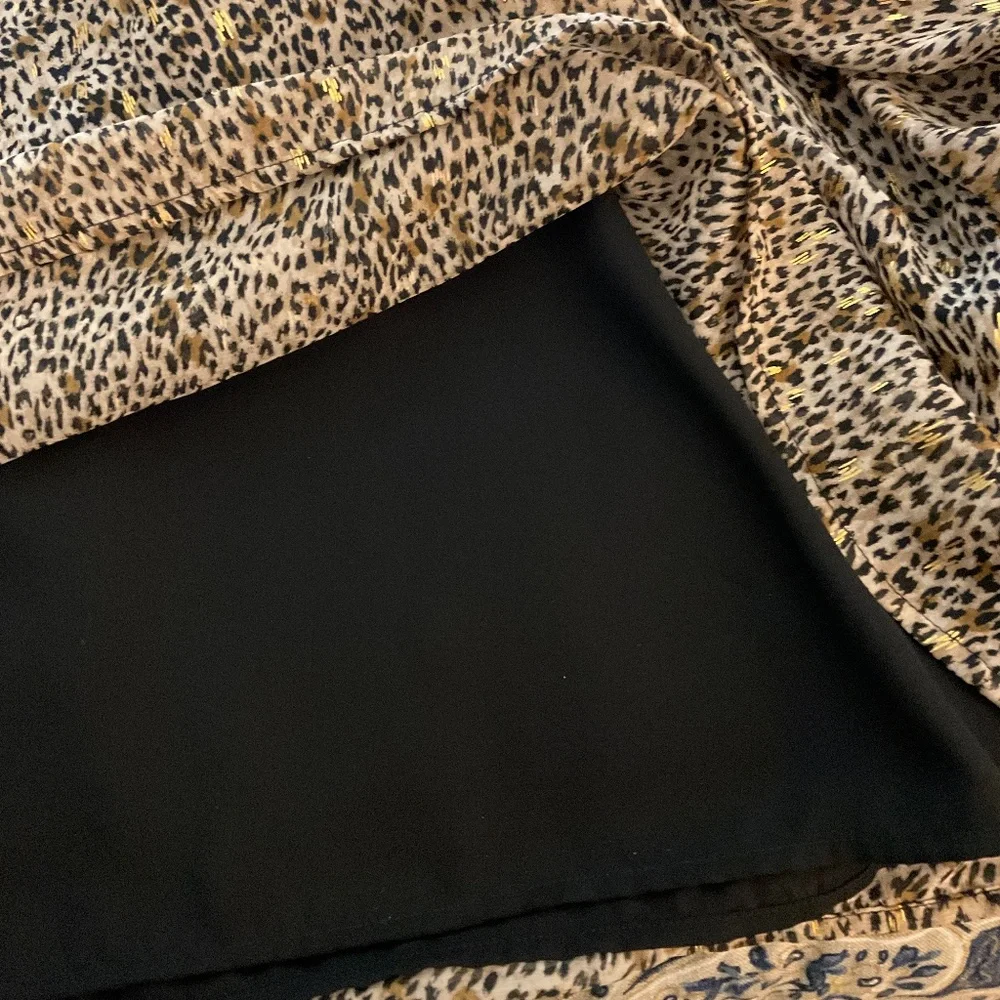 Beautiful ladies v neck long sleeve blouse.  Like new!  Vince Camuto size large - Picture 7 of 9